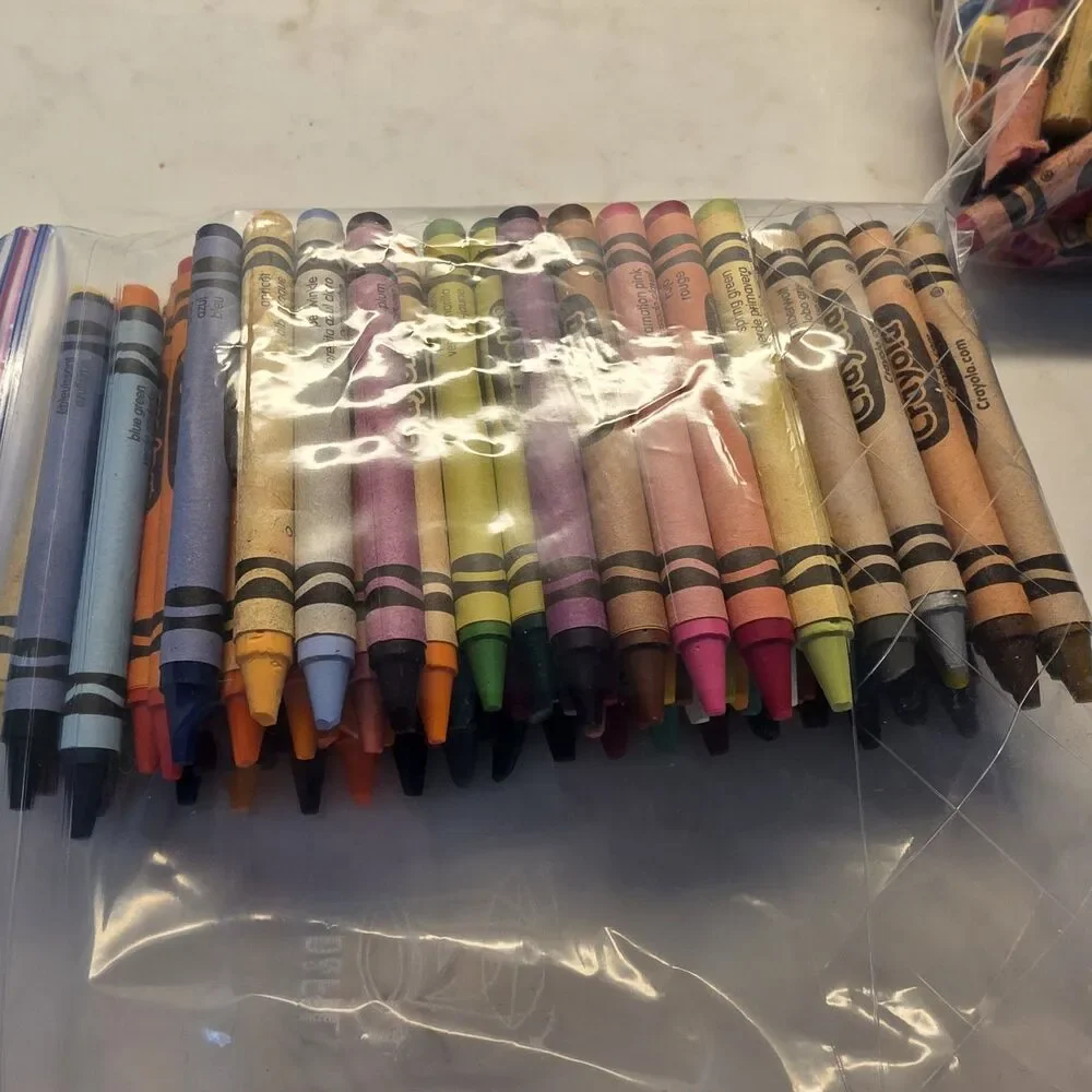 2+ lbs. Crayons Mixed Colors Whole&Broken Melting Arts & Crafts Most are Crayola